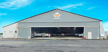 Le hangar de l'aéro-club de Dinan sur l'aérodrome de Bel Air à Trélivan.