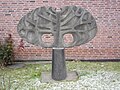 Baum-Blatt-Skulptur von Ulrich Beier bei der Fridtjof-Nansen-Schule