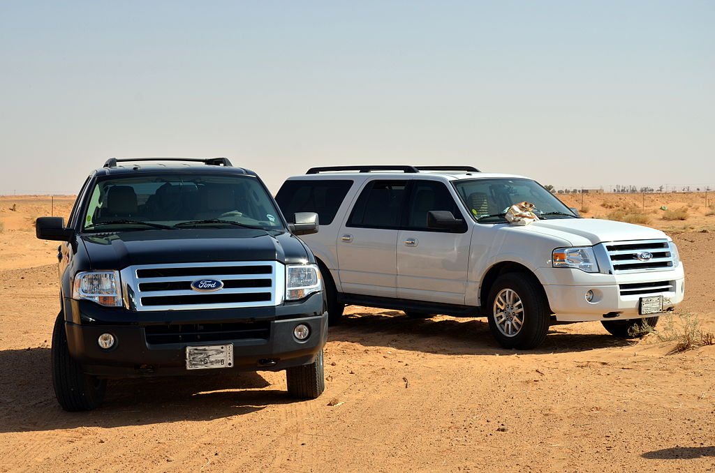 http://upload.wikimedia.org/wikipedia/commons/thumb/3/3a/Black_%26_White_Ford_Expedition_2012.JPG/1024px-Black_%26_White_Ford_Expedition_2012.JPG