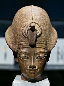 Amenhotep III au khépresh, r. 1391-1353. Quartzite rouge, H. 24 cm. British Museum