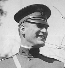 Капитан Харви Данн, один из официальных американских художников в составе американских экспедиционных войск во Франции, ноябрь 1918.jpg