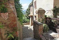 Une petite rue de la ville de Certaldo. (Italie)