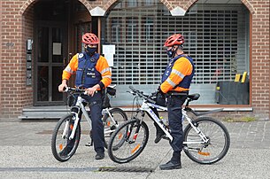 Brigade cycliste de la police locale de Belgique. (définition réelle 3 385 × 2 241)