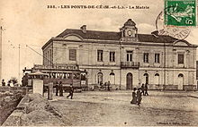 Rame de l'ancien tramway d'Angers devant la mairie, vers 1908.