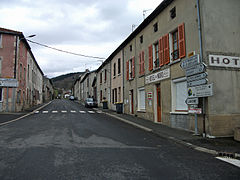 Route déserte en direction de Saint-Just-en-Chevalet