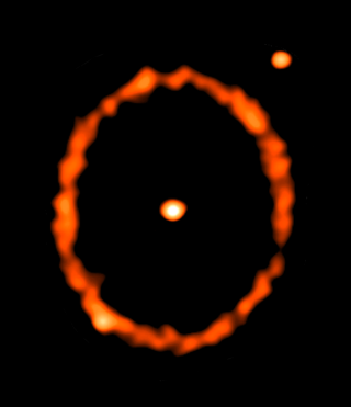 Aufnahme von Epsilon Eridani und seiner Staubsteibe (ALMA). Bei den zusätzlichen Punktquellen handelt es sich um Hintergrundgalaxien.