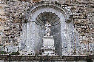 Statue de la Vierge à l'enfant surmontant le portail.