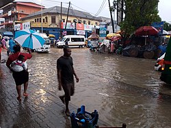 Ghanalaisen kaupungin ruuhkainen katu tulvii sateessa. Vesi ulottuu lähes autojen pohjaan.