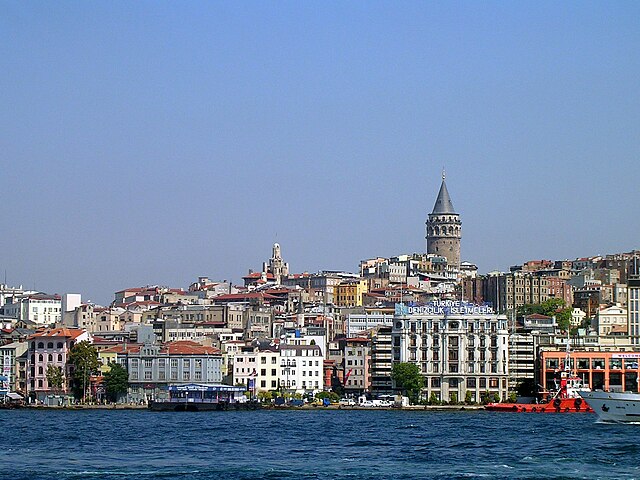 Vista de Beyoğlu desde o Bósforo, com a Torre de Gálata à direita