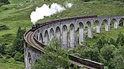 7. KW Der dampfbetriebener Museumszug The Jacobite auf dem Glenfinnan-Viadukt, im Teilabschnitt der West Highland Line, zwischen Fort William und Mallaig, Schottland (Juli 2016). Das 380 Meter lange Bauwerk steht auf 21 Pfeilern, die bis zu 30 Meter hoch sind.