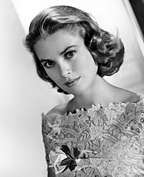 Grace Kelly, photographiée par la Metro-Goldwyn-Mayer. (définition réelle 1 096 × 1 349)