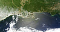 La perdita di petrolio dalla piattaforma Deepwater Horizon al largo della costa della Louisiana il 30 aprile 2010, visibile dallo spazio.