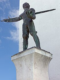 Heinrich Strübin (1450–1517) Skulptur-Brunnen vor dem Museum Basel-Land in Liestal, Schweiz. Wirt zur Sonne in Liestal. 1480 Mitglied des Rats und 1496–1517 Schultheiss von Liestal. In den Burgunderkriegen erbeutete Strübin als Feldzeugmeister 1477 bei Nancy eine Schale. Auf der Schwertklinge ist «Heinrich Strübin» eingraviert. In der Westseite des Brunnens ist die Inschrift «Nancy 1477», weil Heini Strübin von Liestal an der Schlacht von Nancy teilnahm und die bekannte Burgunderschale erbeutete. Die Brunnenfigur hält in den Händen ein Langschwert und die genannte Schale. Brunnen und Figur erinnern somit an zwei wichtige Ereignisse der Stadt Liestal im Mittelalter und in der Neuzeit.