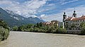 Innsbruck, rivier (der Inn) vanaf de brug (de Innbrücke) met de Dom Sankt Jakob