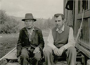 Неизвестный абориген и Джулиан Стюард (1902—1972) у Деревянного дома, 1940