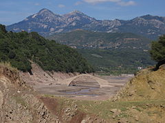 Ruine der Manoli-Brücke bei der Mündung des Agrafiotis in den Kremasta-See.