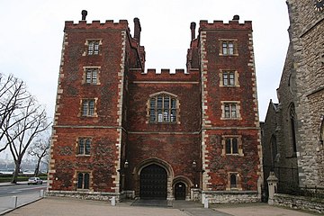 Portale Tudor in mattoni rossi del Lambeth Palace (1495).