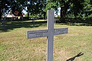 Croix métallique: sur chacune d'elles sont écrits en relief les noms de 4 soldats.