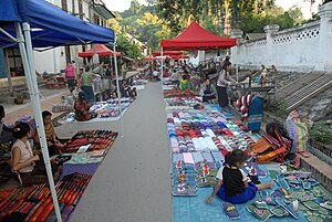 Français : Luang Prabang : marché du soir (soi...