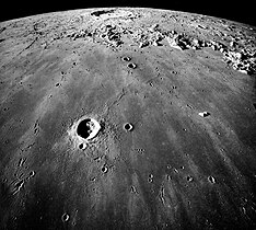 Południowa część Mare Imbrium: na pierwszym planie krater Pytheas (20 km), na horyzoncie za pasmem Karpatów krater Kopernik (107 km) (Apollo 17, NASA)