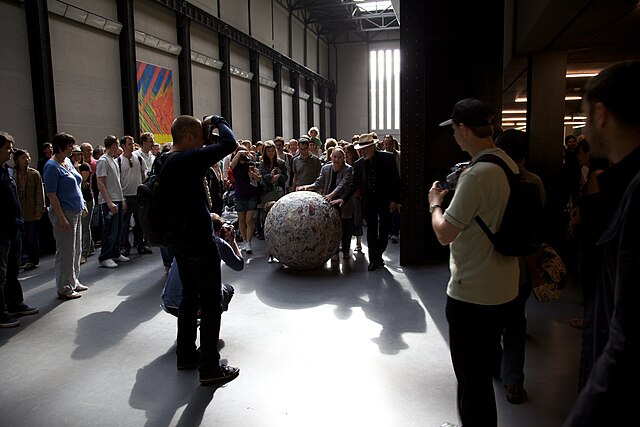 Michelangelo Pistoletto roule une boule géante composée de journaux à travers les rues de Londres, le 23 mai 2009.