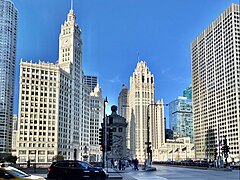 Le Wrigley Building et la Tribune Tower depuis le Magnificent Mile.