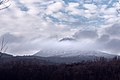 Milešovka mit Wolkensaum im Januar