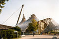 نمای یک بخش از سقف هذلولی‌وار پارک المپیک مونیخ، آلمان، سازه کششی.