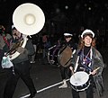 Caixa i bombo en una banda tocant al carrer.