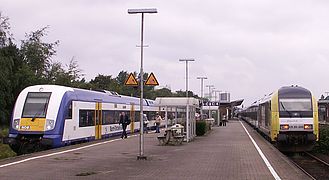 Married-Pair-Steuerwagen (links) im Bahnhof Husum