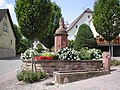 Kriegerdenkmal und Dorfbrunnen