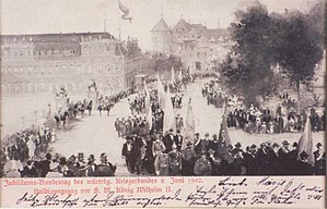 Festzug auf dem Schlossplatz, 1902. Links: Neues Schloss mit falsch aufgestellten Standbildern.