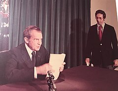 Речь Никсона об отставке 1974 года с Элвином Снайдером.jpg
