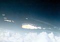 תמונה של התאונה של מטוס הניסוי XB-70 השני ב-8 ביוני 1968 רגעים לאחר שמטוס ה-F-104 התנגש בו והרס את שני הגאי הכיוון של המטוס. בחלק הימני ניתן לראות את הלהבות מההריסות של ה-F-104. בחלק השמאלי ניתן לראות את ה-XB-70 עם הגאי הכיוון הפגועים, המטוס עדיין טס בצורה יציבה.