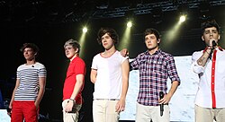 Уан Дайрекшън по време на турнето Up All Night Tour в Сидни през 2012: Луи Томлинсън, Найл Хоран, Хари Стайлс, Лиам Пейн и Зейн Малик