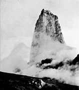 Aiguille de lave formée après le cataclysme, photographiée avant son effondrement.