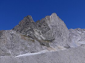 Vue depuis le sud de la pointe de la Petite Glière à droite et de la pointe de la Grande Glière à gauche.