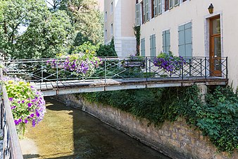 Poutrelles métalliques corrodées. Pont surplombant le Thiou à Annecy.