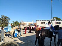 Se aprecia al rey Melchor vesitdo de azul y a caballo con sus pajes; también a una niña con una estrella subida a otro caballo. Se puede ver en colores rojos al rey Gaspar y a su guardia. Al fondo se encuentra el público.