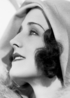 Рекламная фотография Нормы Ширер, улыбающейся и смотрящей налево, около 1930 г.