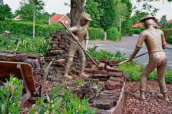 Monument Recker Moor:vader en zoon turfsteker