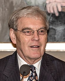 Richard Henderson under Nobelpris presskonferens i Stockholm, december 2017