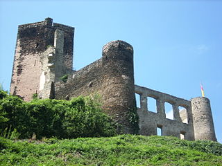 Вид руин замка снизу