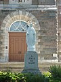 Statue de la Sainte Vierge devant l'église de Saint-Damase