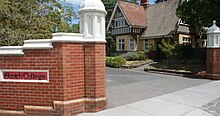 The name "Scotch College" appears at the entrance to the boarding precinct (2009) Scotch college callantina gatehouse.JPG