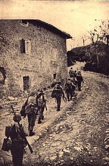 Brazilian Infantry advances on the village of Sassomolare, Bologna in 1945. Soldati brasiliani della FEB attraversano Sassomolare verso casa Vornetti per portarsi al punto di osservazione della Coda.jpg