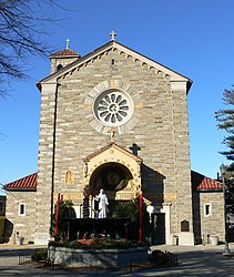 St. Anthony’s, Südfassade mit Eingangsportikus