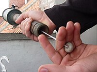 Stielhandgranate. Для применения гранаты нужно было отвинтить крышку в нижней части рукоятки, энергично дёрнуть за выпадавший при этом шнур с фарфоровым кольцом