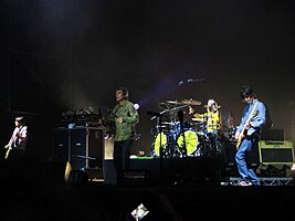 استون روزز در حال اجرای کنسرت در شهر میلان ۱۷ ژوئیه ۲۰۱۲