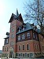 Villa und Garten mit Grotte und kleiner Brücke